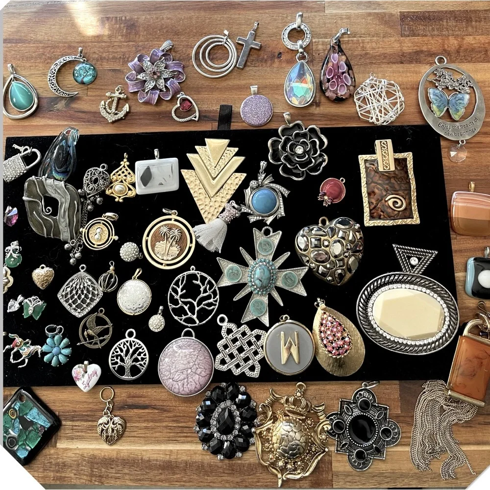 ❤️Pendants Live Shows. $4 Each On ALL